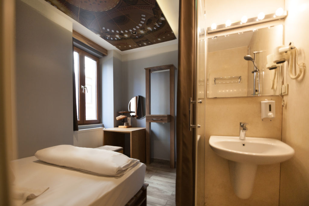 <a href=http://www.stayinntaksim.com/rooms-list/double-room-with-private-bathroom/ >Double Room <br>with Private Bathroom</a>